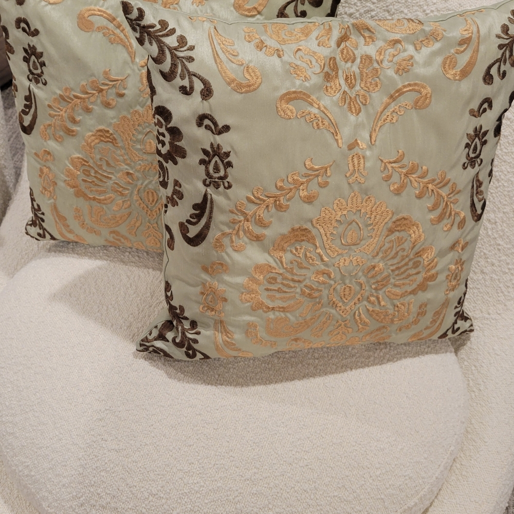 Set of 2 Throw Pillows